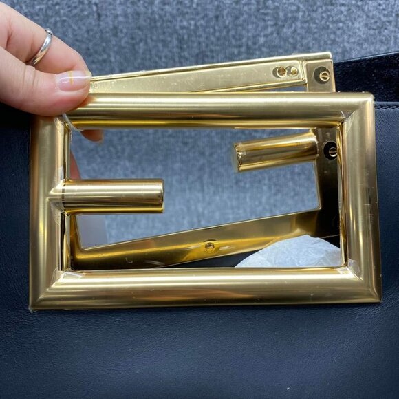 100% Authentic Fendi Leather Shoulder Bag - Picture 11 of 12